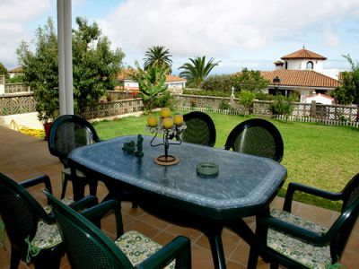 Ferienhaus TFN-059 Terrasse mit Tisch und Stühlen