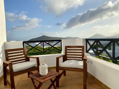 Villa L-105 Lanzarote Balkon mit Sesseln und Tisch