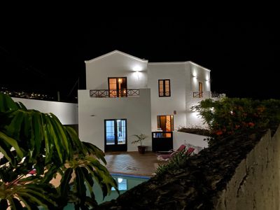 Hochwertige Villa Lanzarote mit beheiztem Pool am Abend L-105