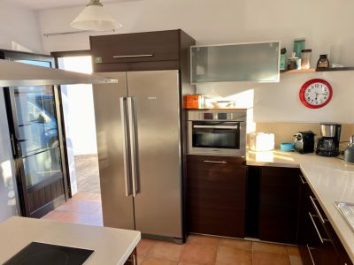Villa L-105 Lanzarote Einbauküche mit Kühlgefrierkombi