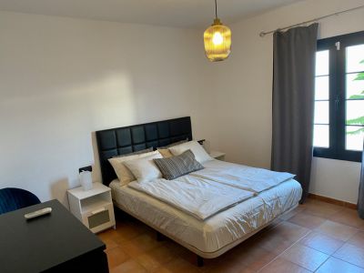 Villa L-105 Schlafzimmer mit Doppelbett links
