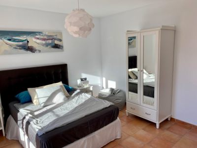 Villa L-105 Schlafzimmer mit Doppelbett links und Schrank