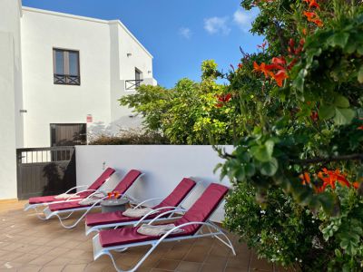 Villa L-105 Lanzarote Terrasse mit Sonnenliegen