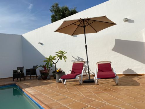 Villa L-105 Lanzarote Terrasse mit zwei Sonnenliegen
