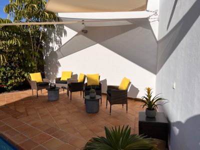 Villa L-105 Lanzarote Terrasse mit zahlreichen Sesseln