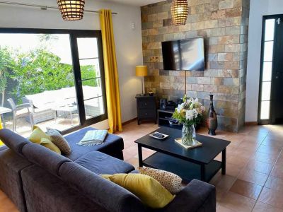 Villa L-105 Lanzarote Wohnraum mit Couch und SAT-TV