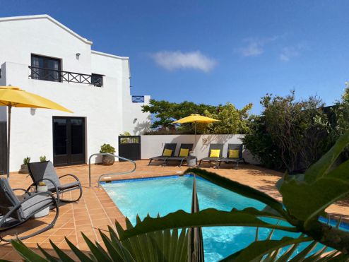 Hochwertige Villa Lanzarote mit beheiztem Salzwasser Meerwasser Pool L-105