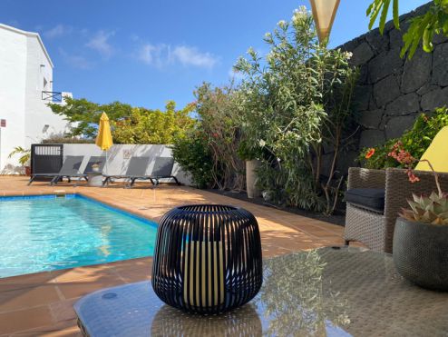Villa L-105 Lanzarote Terrasse mit vier Sonnenliegen und Relaxe Sitzecke
