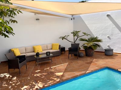 Villa L-105 Lanzarote Pool Terrasse mit Relaxecouch und Sesseln