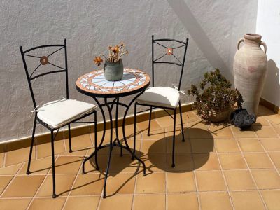 Villa L-105 Lanzarote Terrasse mit kleinem Mosaiktisch und zwei Stühlen